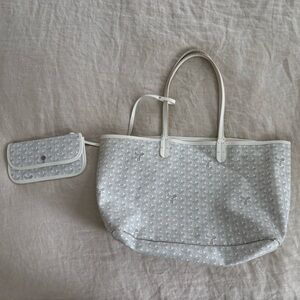Elegant Gray Tote Bag with Pouch